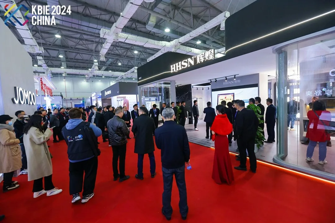 厨卫展现场的参展企业与专业观众